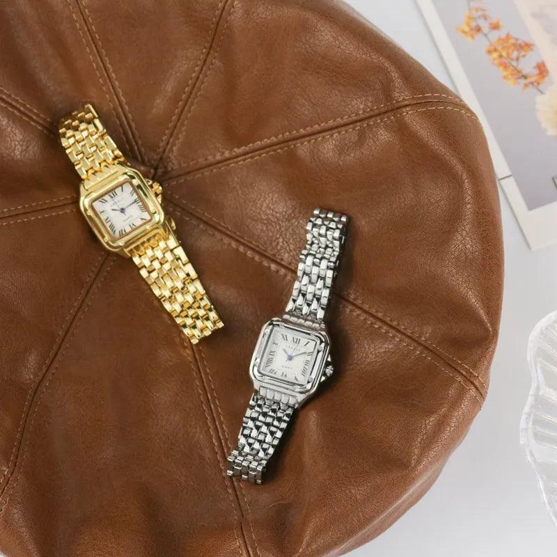 Montre femme carrée avec chiffres romains