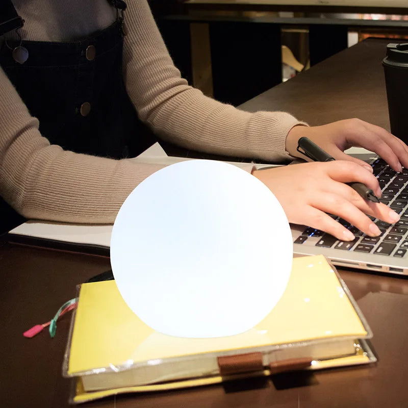 Lampe de table LED en forme de boule avec 16 couleurs – rechargeable et sans fil