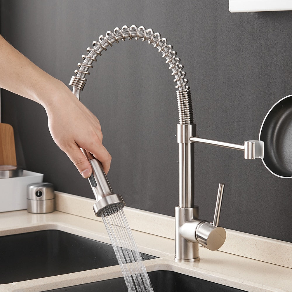 Robinet de cuisine moderne avec tête de douche à ressort extensible