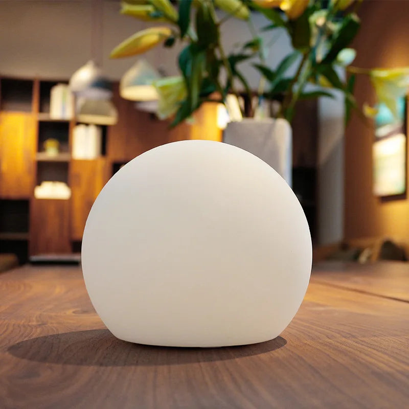 Lampe de table LED en forme de boule avec 16 couleurs – rechargeable et sans fil