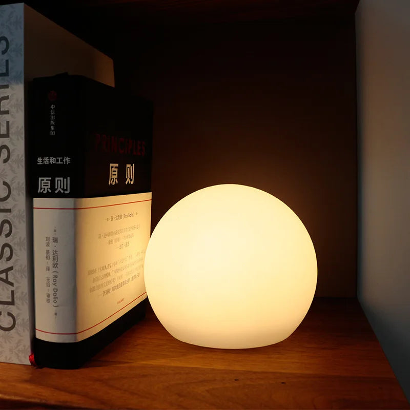 Lampe de table LED en forme de boule avec 16 couleurs – rechargeable et sans fil