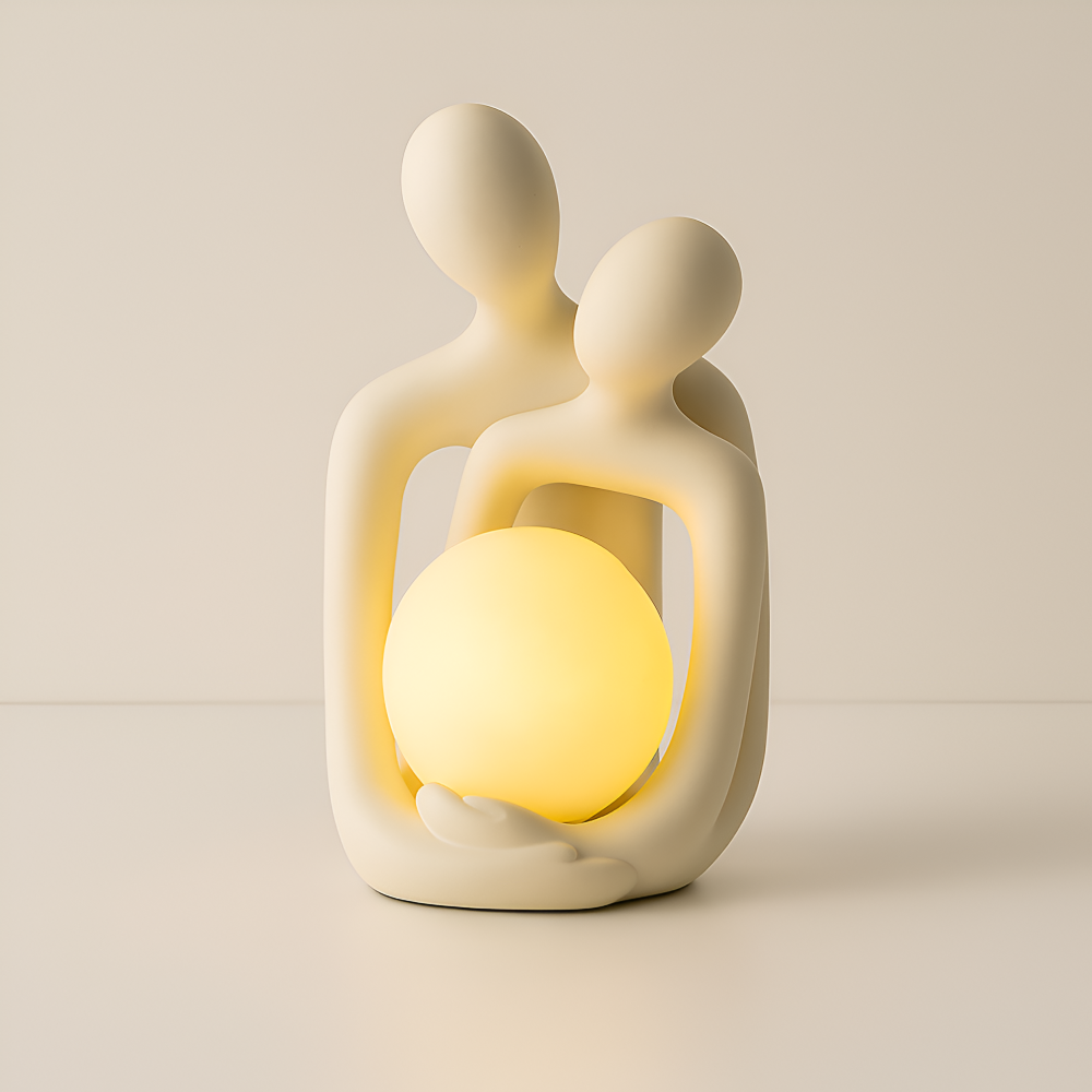 Sculpture d'un couple enlacé avec lumière – décoration romantique moderne