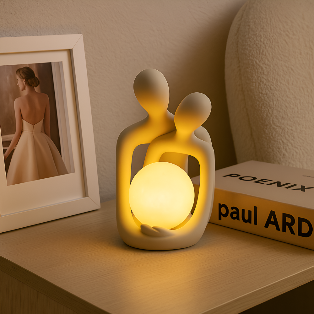 Sculpture d'un couple enlacé avec lumière – décoration romantique moderne