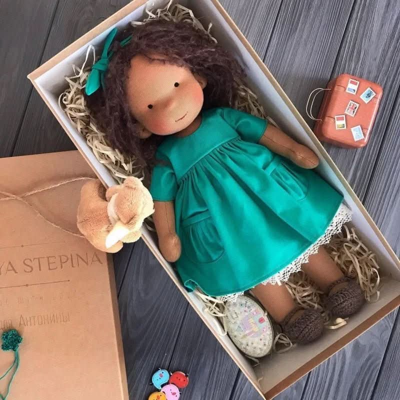WALDOLLY - Poupée en coton Waldorf faite à la main, conçue pour un jeu doux, naturel et imaginatif avec un charme minimaliste intemporel