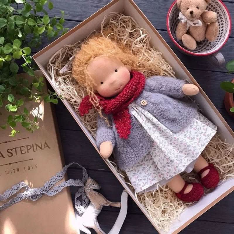 WALDOLLY - Poupée en coton Waldorf faite à la main, conçue pour un jeu doux, naturel et imaginatif avec un charme minimaliste intemporel