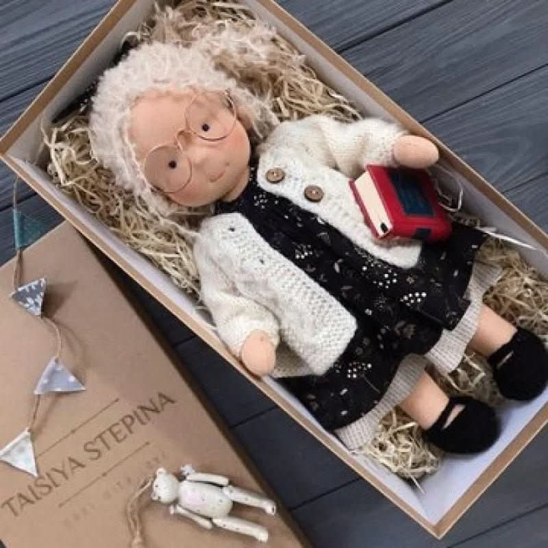 WALDOLLY - Poupée en coton Waldorf faite à la main, conçue pour un jeu doux, naturel et imaginatif avec un charme minimaliste intemporel