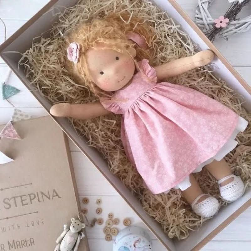 WALDOLLY - Poupée en coton Waldorf faite à la main, conçue pour un jeu doux, naturel et imaginatif avec un charme minimaliste intemporel