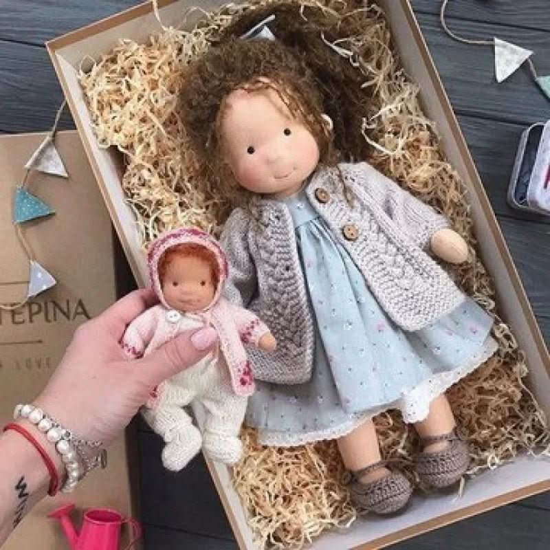 WALDOLLY - Poupée en coton Waldorf faite à la main, conçue pour un jeu doux, naturel et imaginatif avec un charme minimaliste intemporel