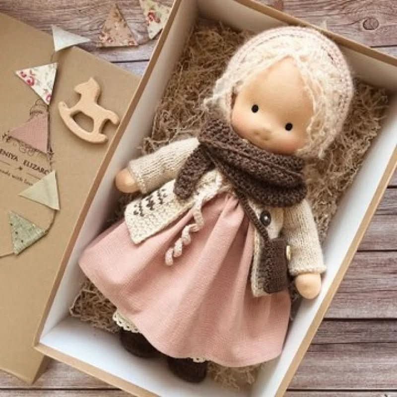 WALDOLLY - Poupée en coton Waldorf faite à la main, conçue pour un jeu doux, naturel et imaginatif avec un charme minimaliste intemporel
