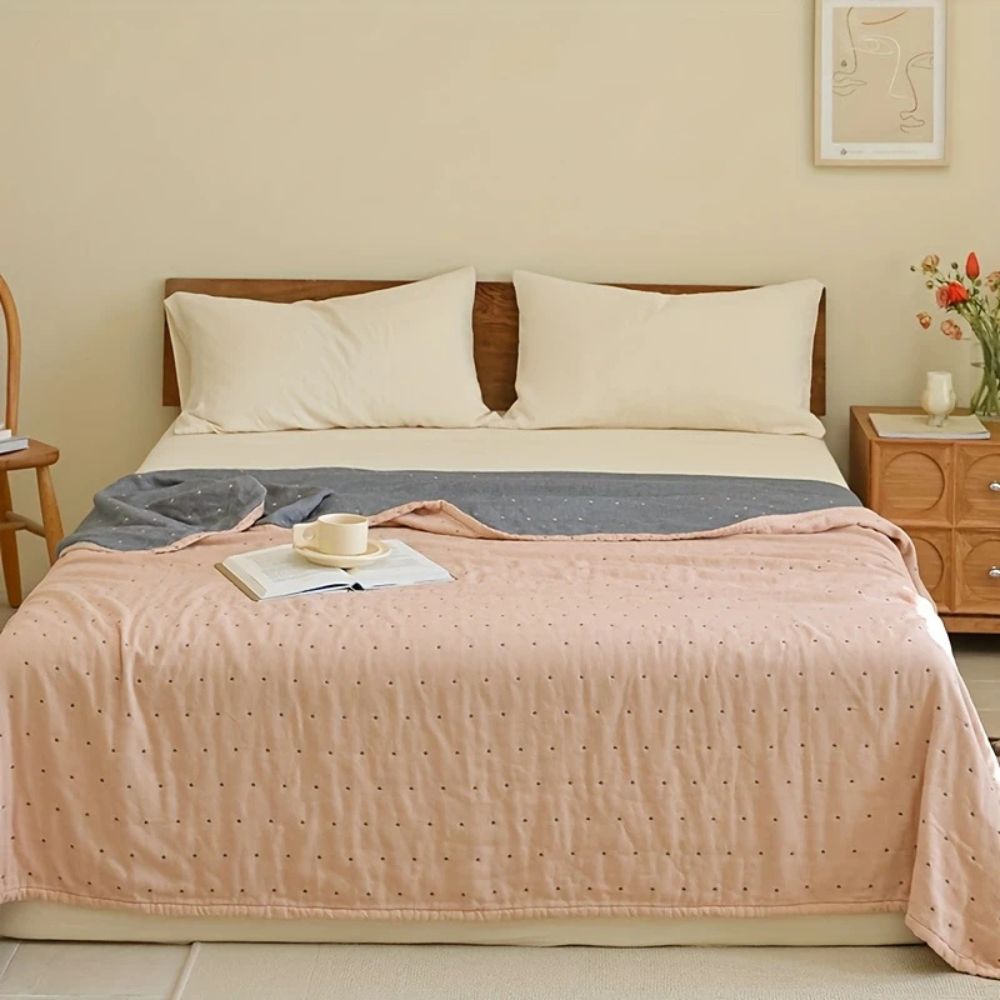 Couverture en gaze de coton double épissée avec broderie en forme de cœur
