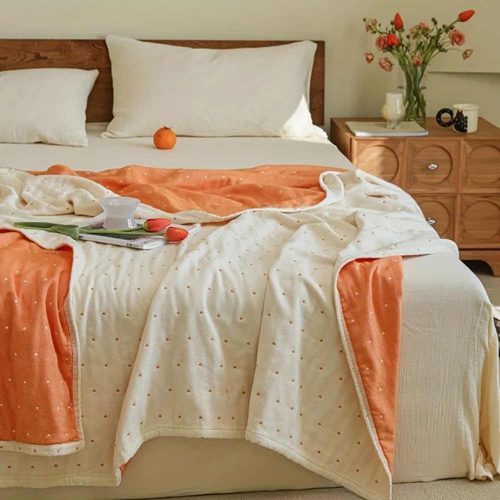 Couverture en gaze de coton double épissée avec broderie en forme de cœur