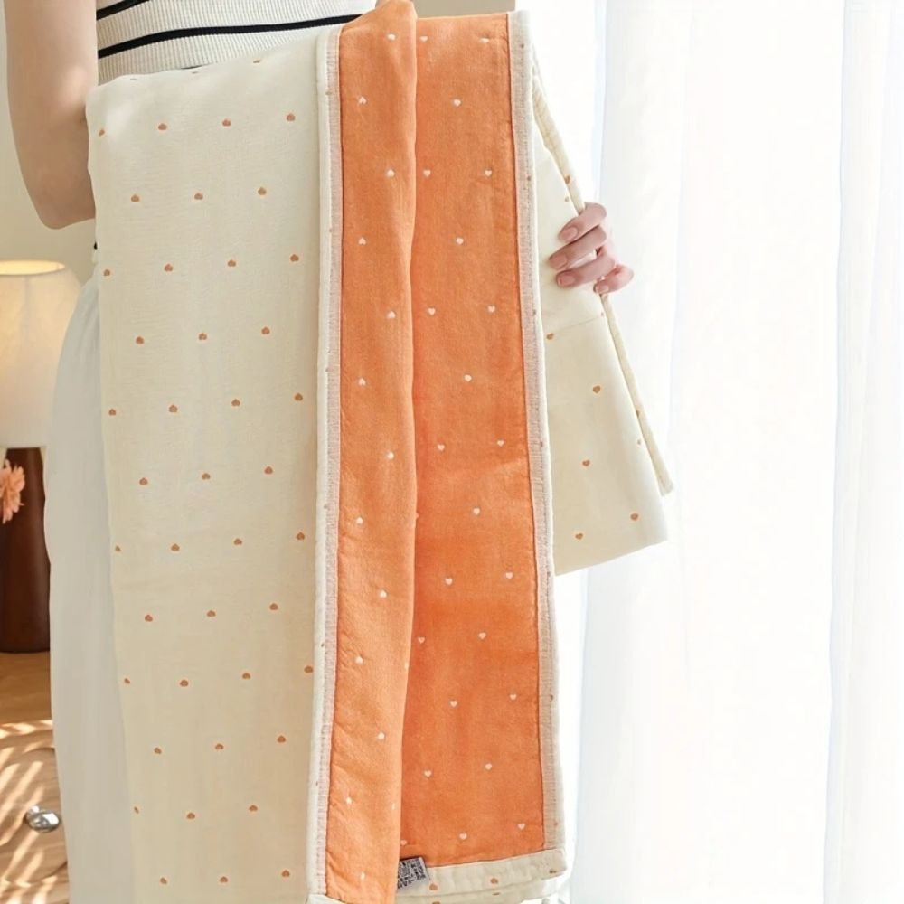 Couverture en gaze de coton double épissée avec broderie en forme de cœur