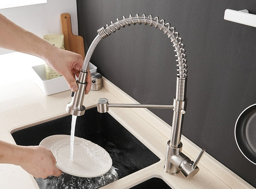 Robinet de cuisine moderne avec tête de douche à ressort extensible