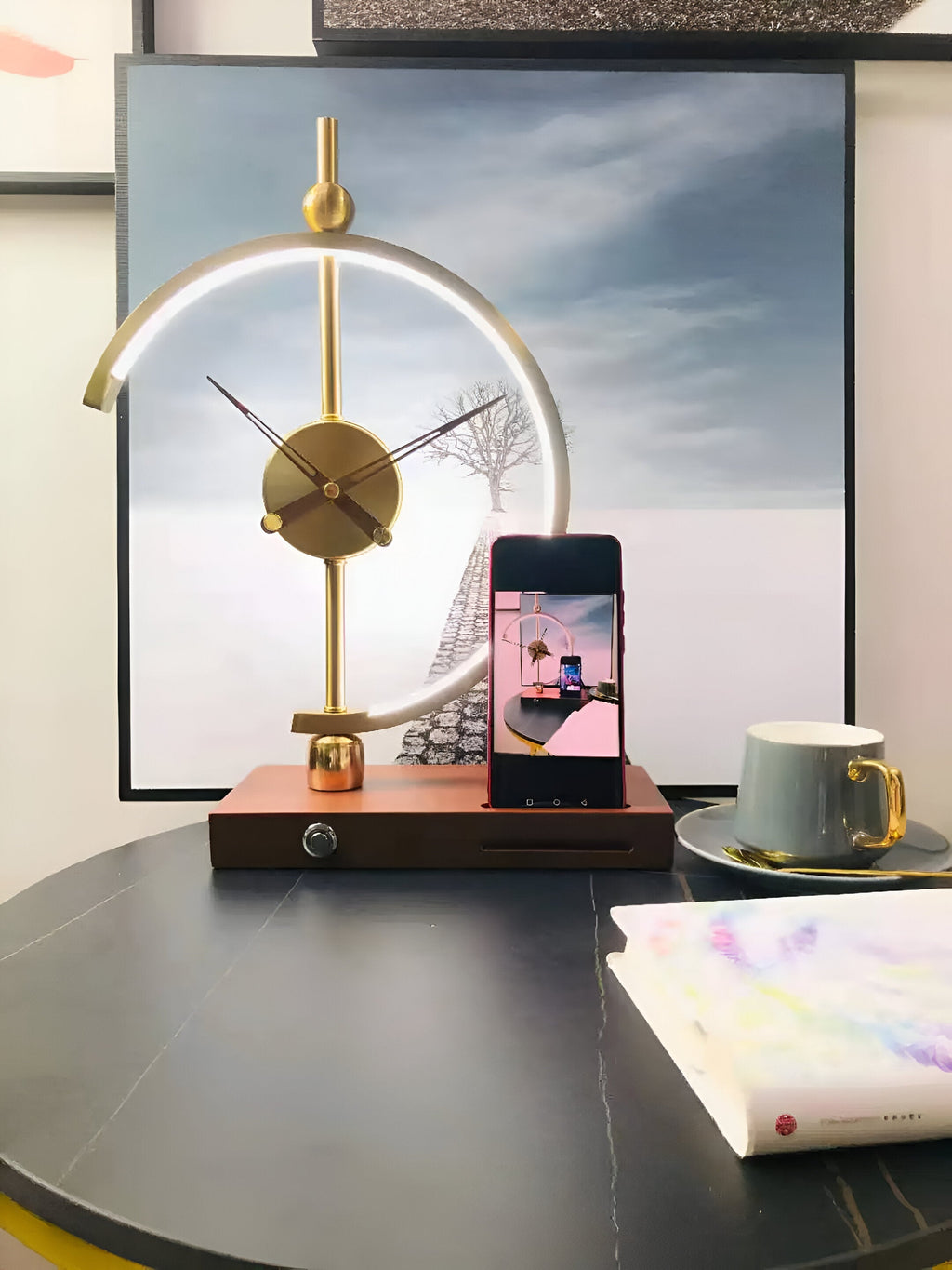 GLux Horloge - Lampe de Bureau LED Temps Doré - Chargeur Qi Sans Fil Géométrique & Horloge