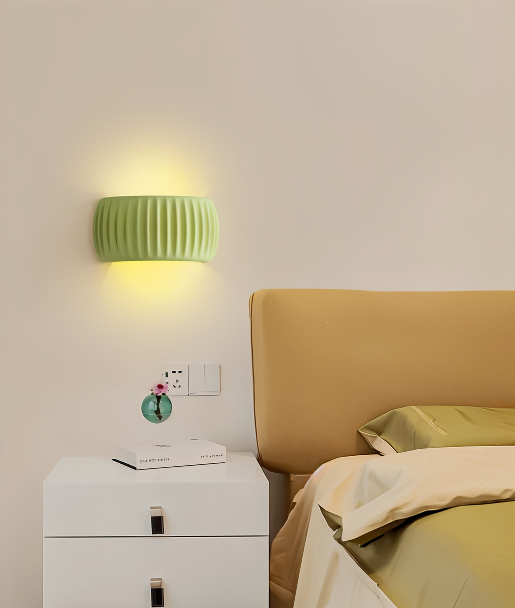ColoraRib – Applique Murale Verte Rayée en Résine avec Design Macaron & LED Nordique
