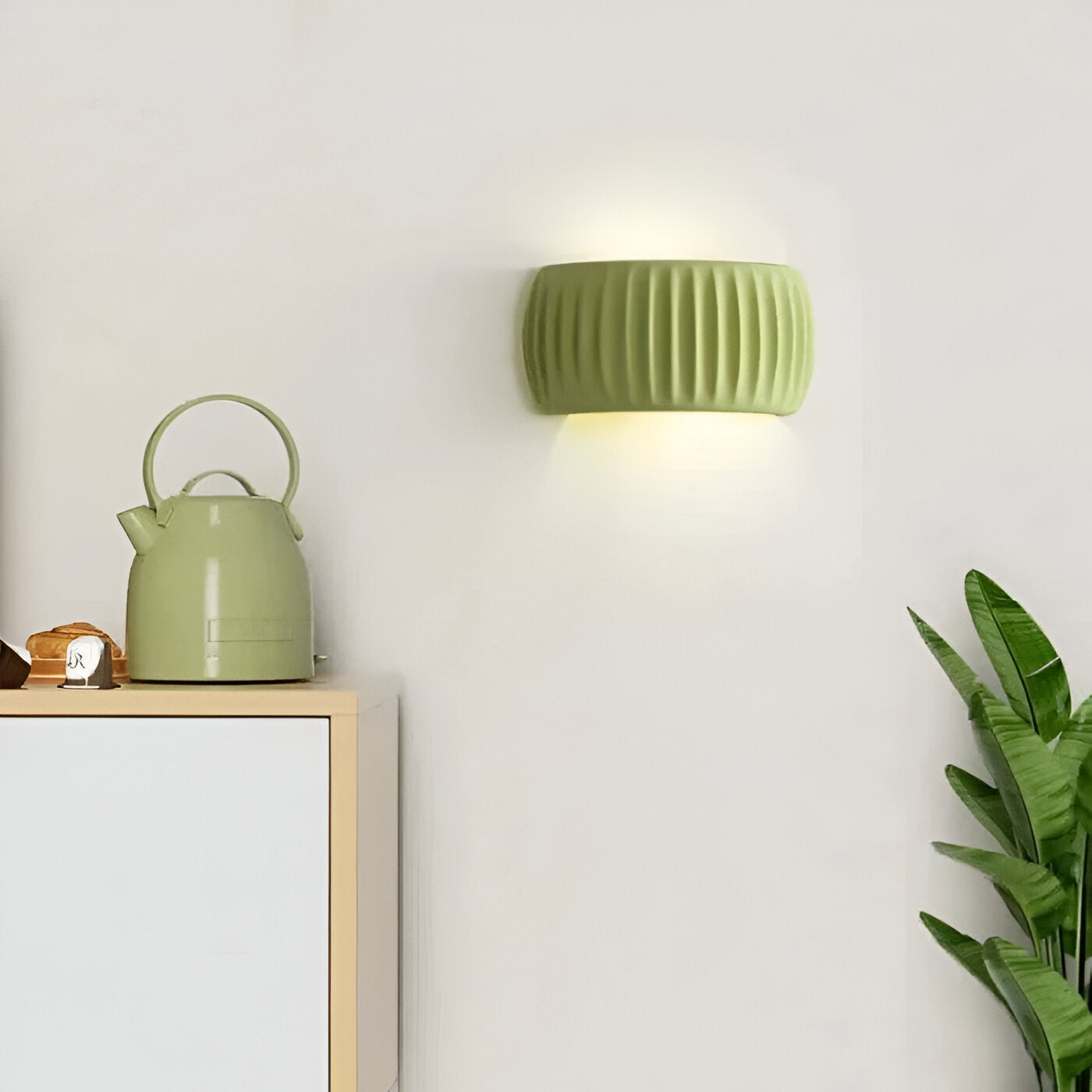 ColoraRib – Applique Murale Verte Rayée en Résine avec Design Macaron & LED Nordique