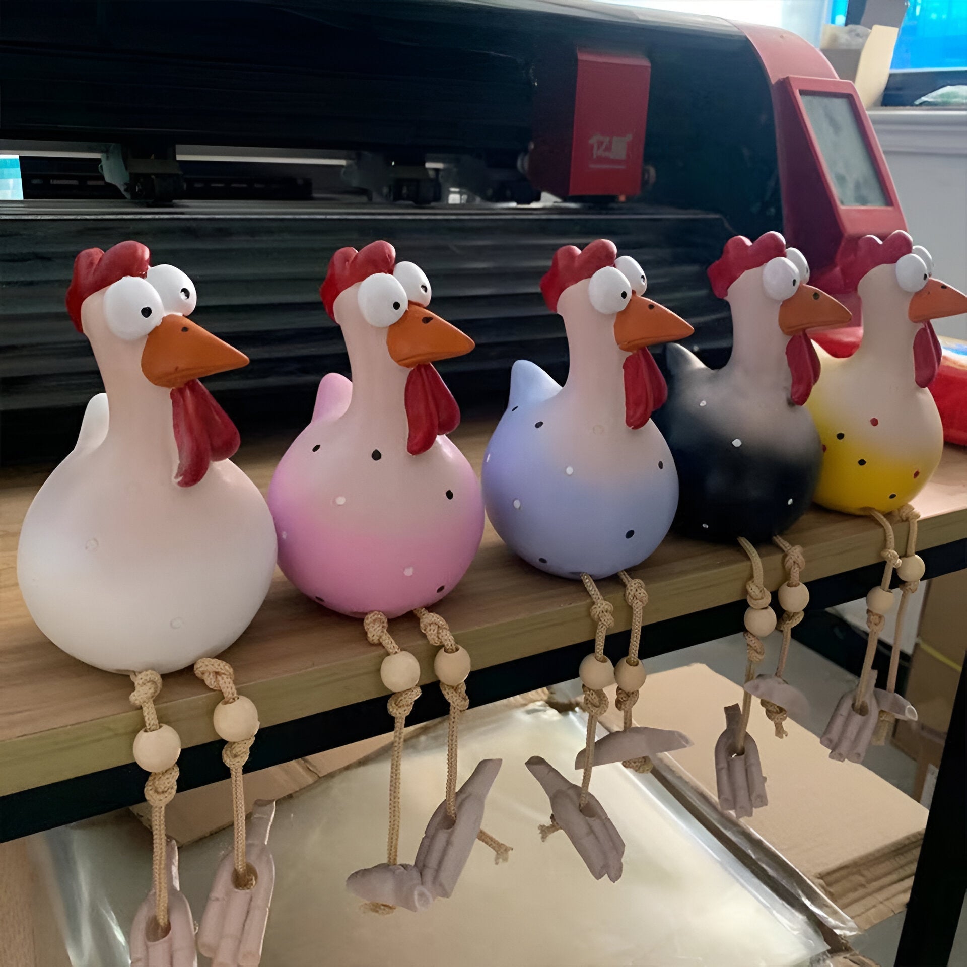 Figurines de jardin coqs avec des jambes pendantes