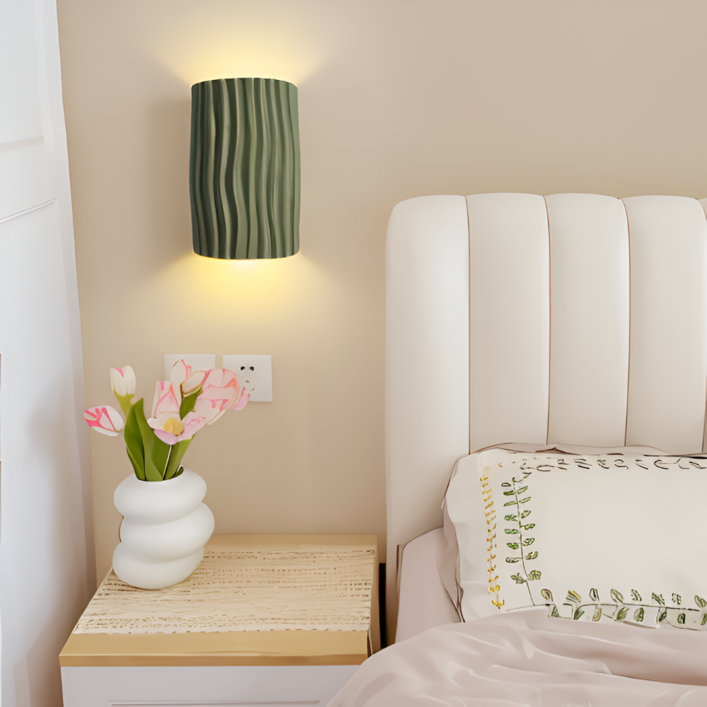 Veloura – Applique Murale Plissée en Résine avec Lumière LED Orientée vers le Haut et vers le Bas
