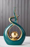 Figurine en céramique à forme abstraite avec une boule dorée