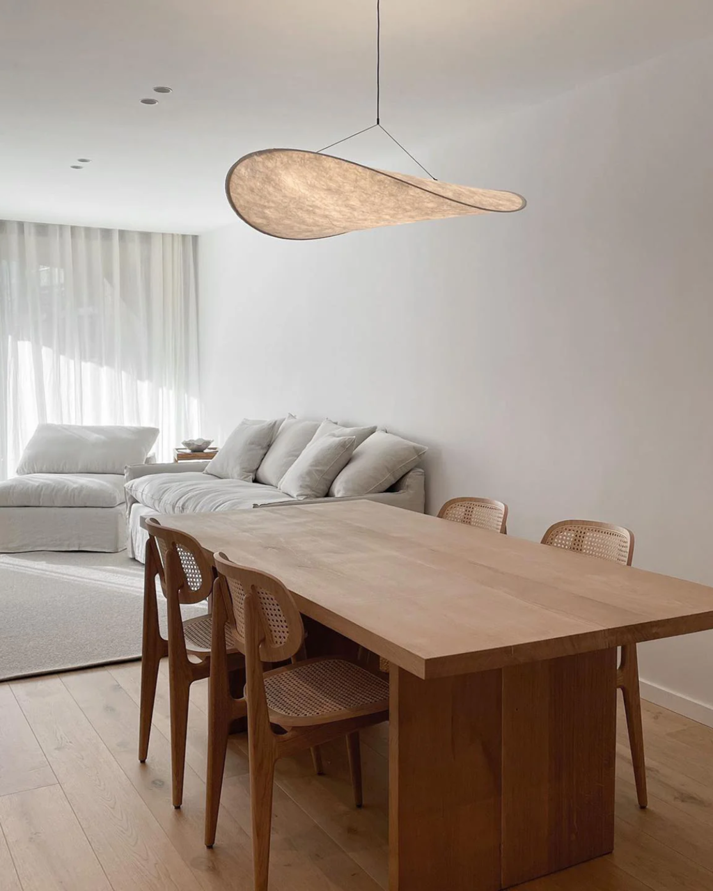 Lampe Japandi Subtile avec Effet d'Éclipse Lumineuse