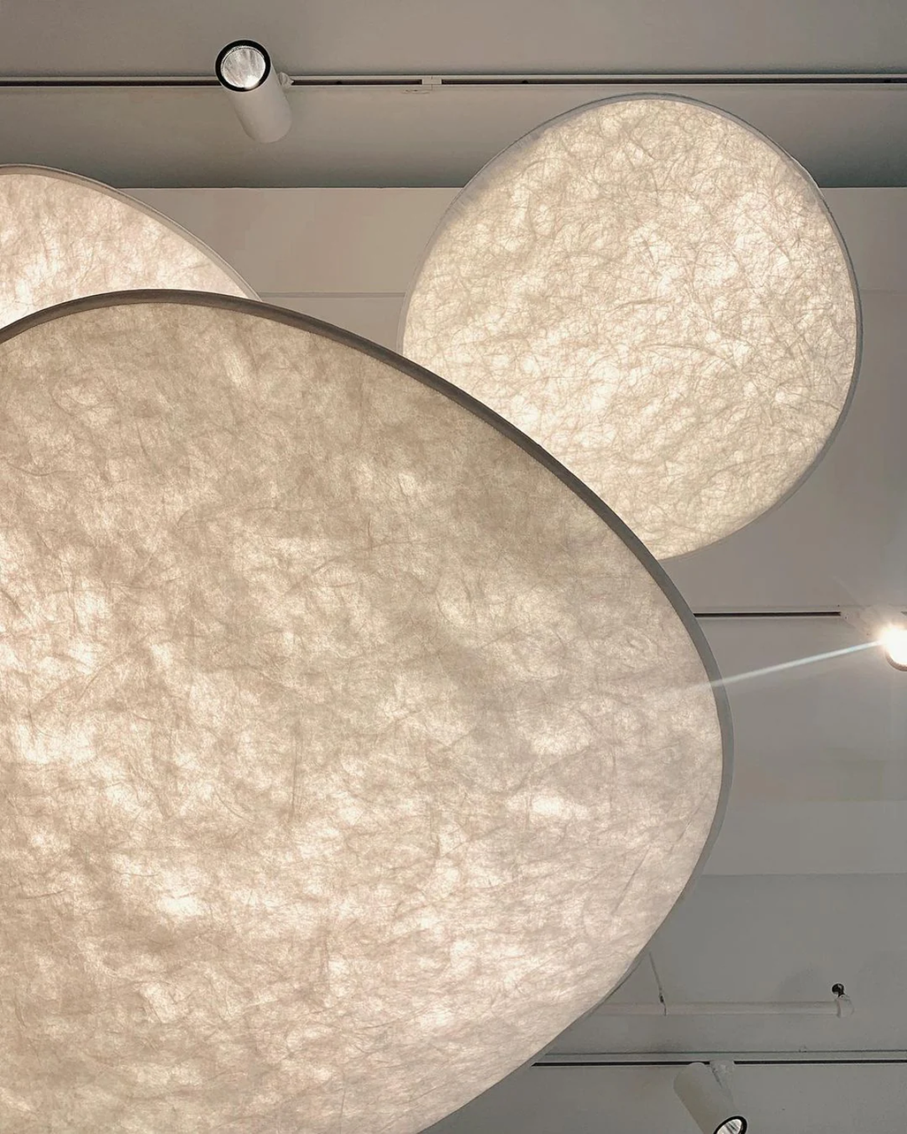 Lampe Japandi Subtile avec Effet d'Éclipse Lumineuse