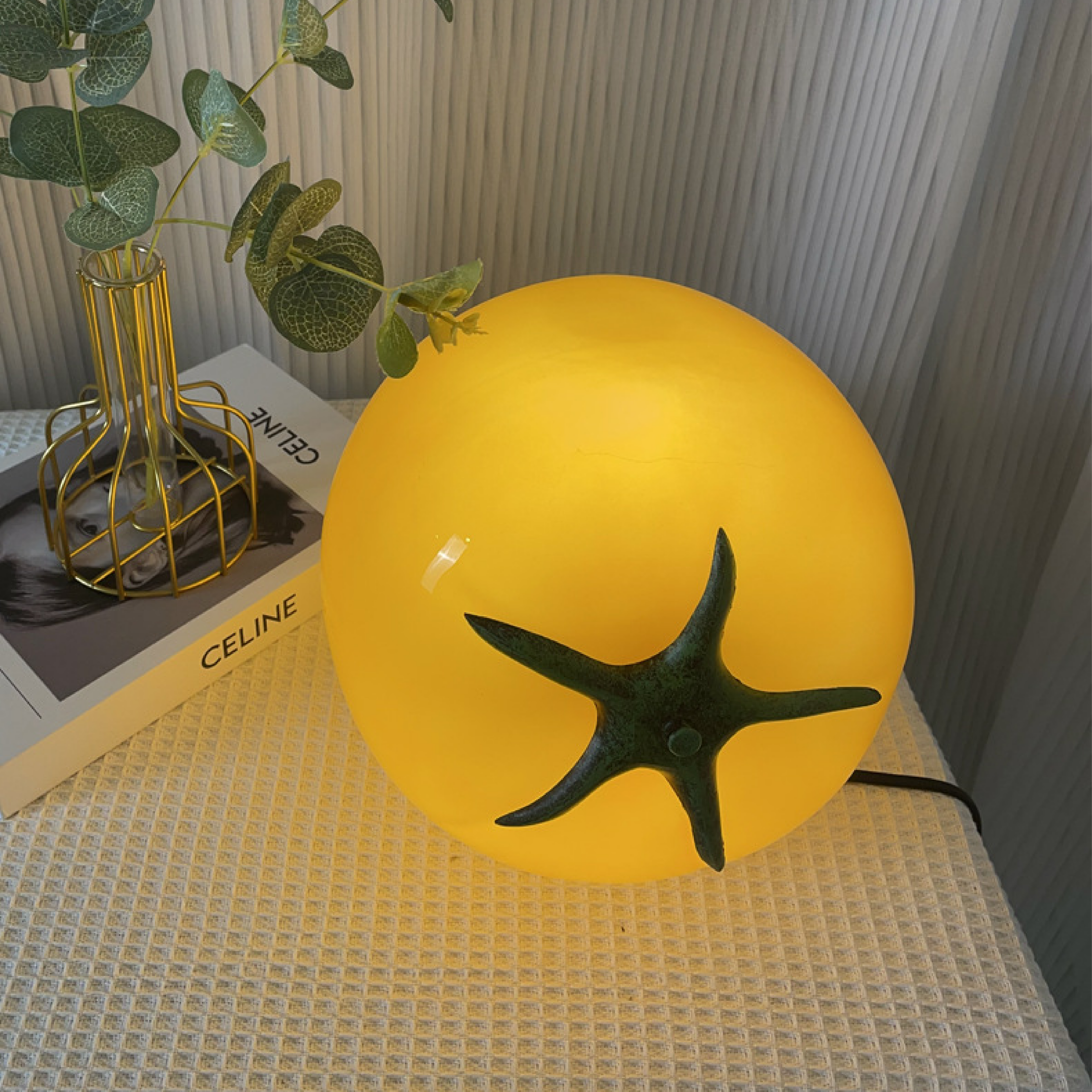 Lampe de table minimaliste Tomato