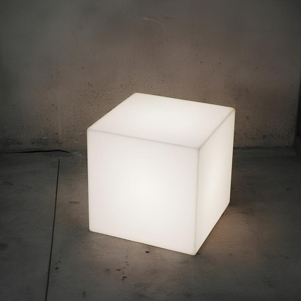 Lampe géométrique extérieure en forme de cube avec une structure lisse