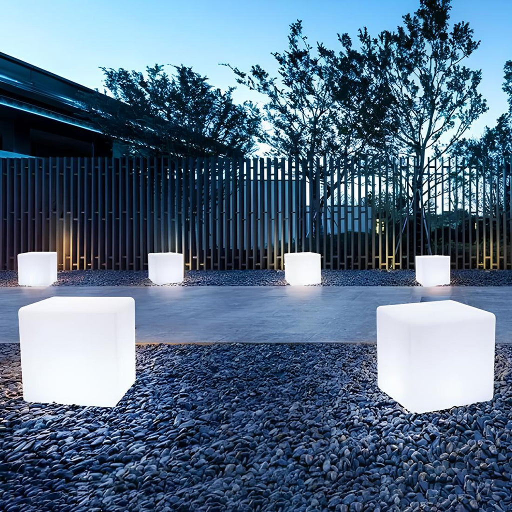 Lampe géométrique extérieure en forme de cube avec une structure lisse