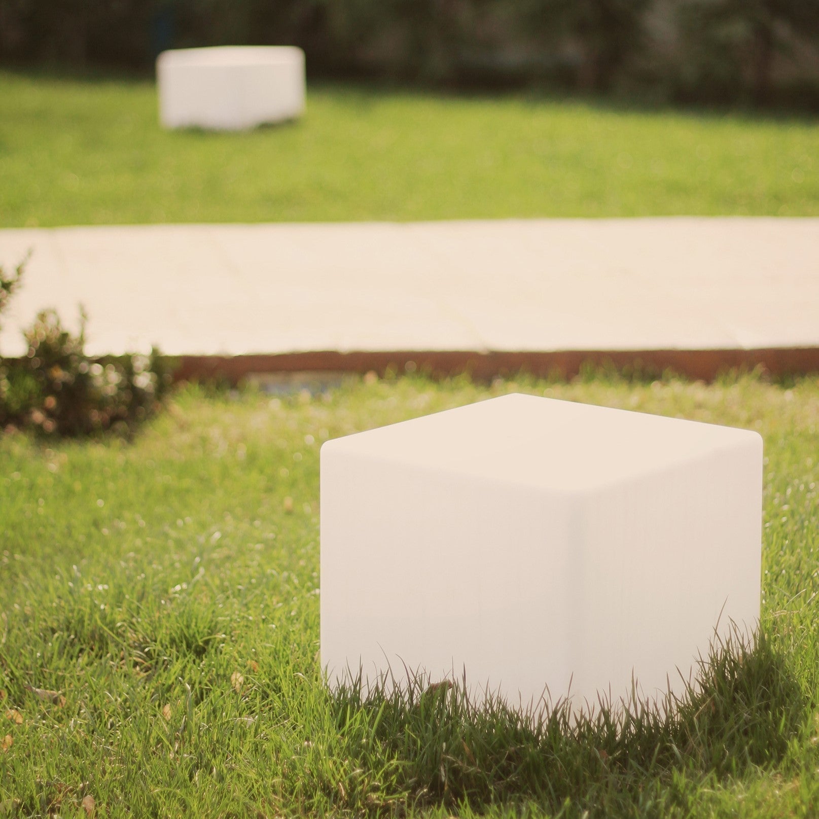 Lampe géométrique extérieure en forme de cube avec une structure lisse