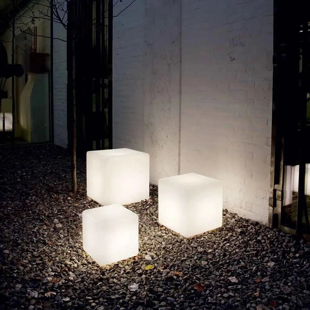 Lampe géométrique extérieure en forme de cube avec une structure lisse