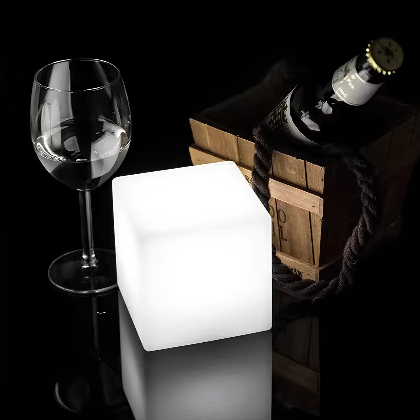 Lampe géométrique extérieure en forme de cube avec une structure lisse