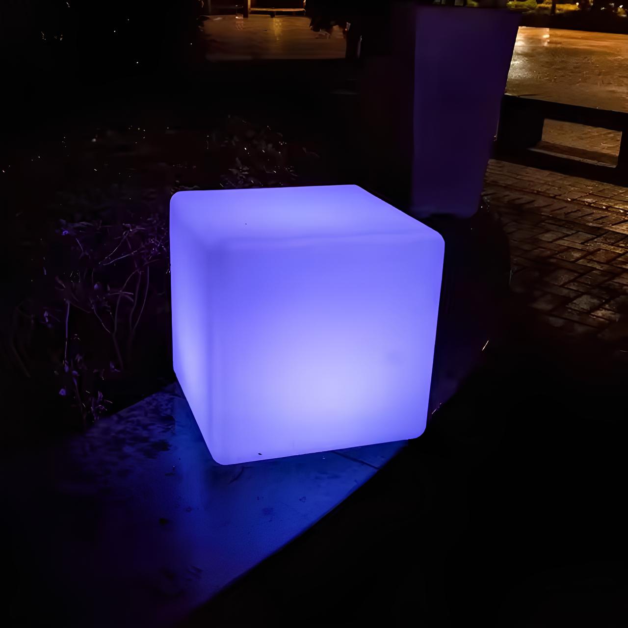 Lampe géométrique extérieure en forme de cube avec une structure lisse