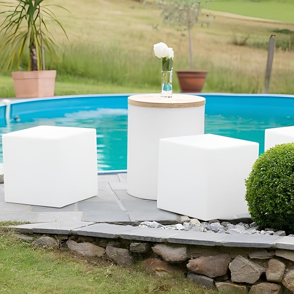 Lampe géométrique extérieure en forme de cube avec une structure lisse