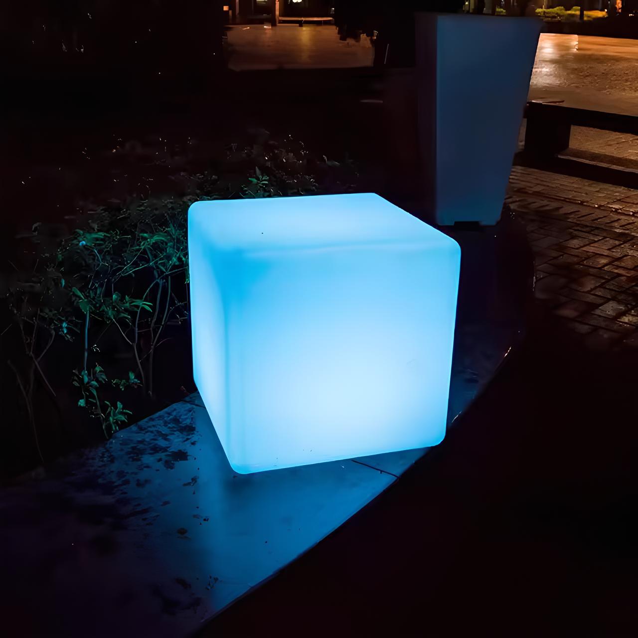 Lampe géométrique extérieure en forme de cube avec une structure lisse