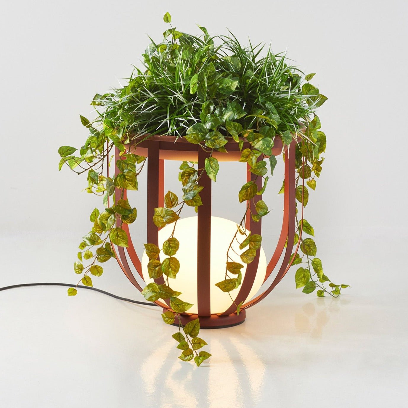 Lampe de sol extérieure avec cadre cylindrique et plateau