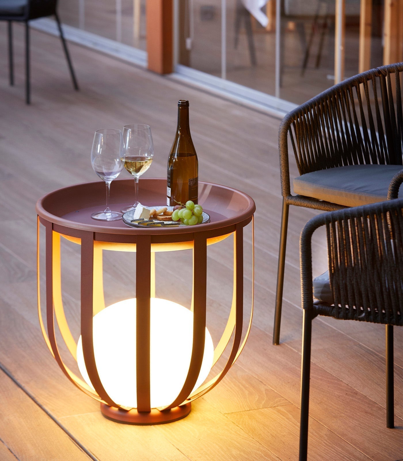 Lampe de sol extérieure avec cadre cylindrique et plateau