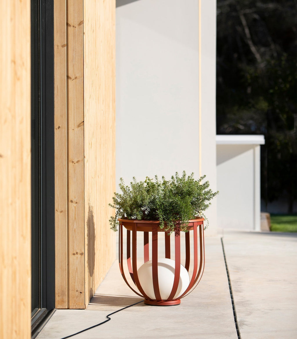 Lampe de sol extérieure avec cadre cylindrique et plateau