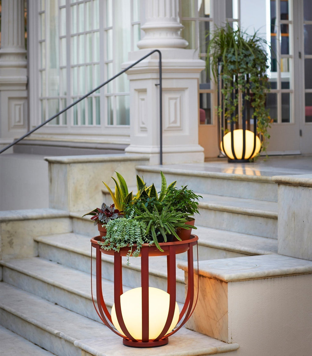 Lampe de sol extérieure avec cadre cylindrique et plateau