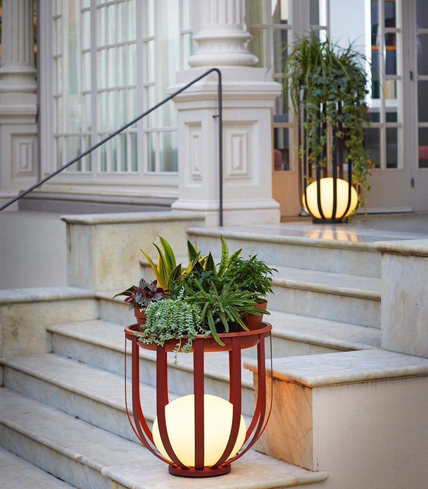 Lampe de sol extérieure avec cadre cylindrique et plateau