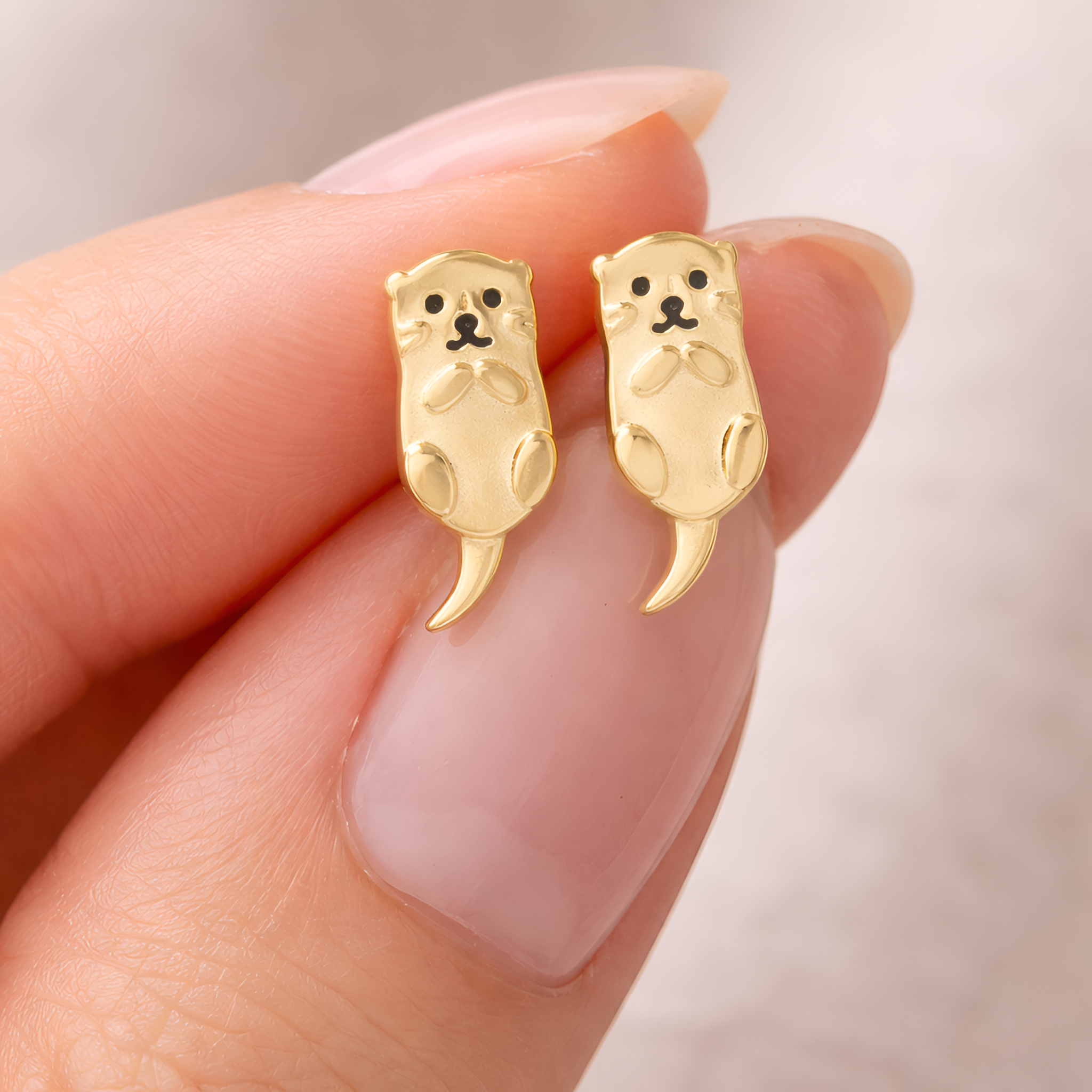 Lyra - Boucles d'oreilles minimalistes en forme de loutre