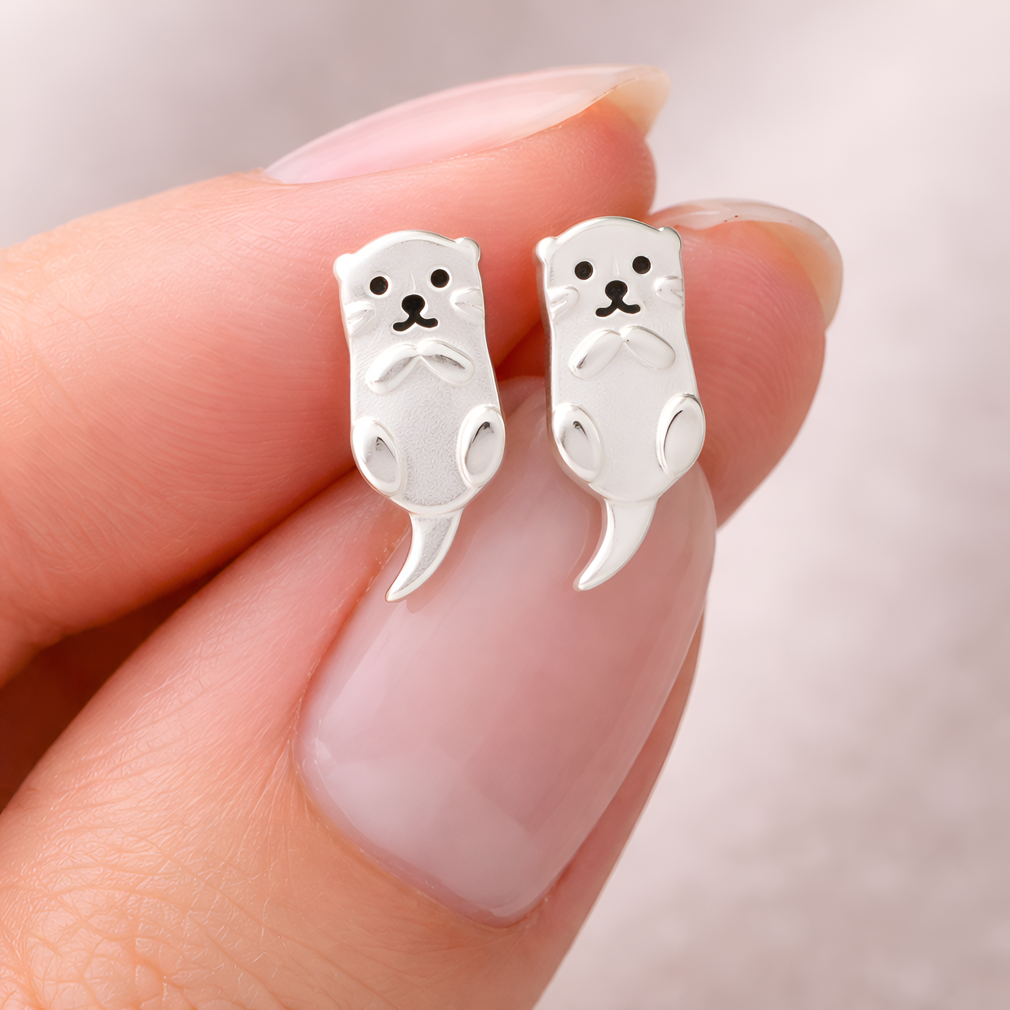 Lyra - Boucles d'oreilles minimalistes en forme de loutre