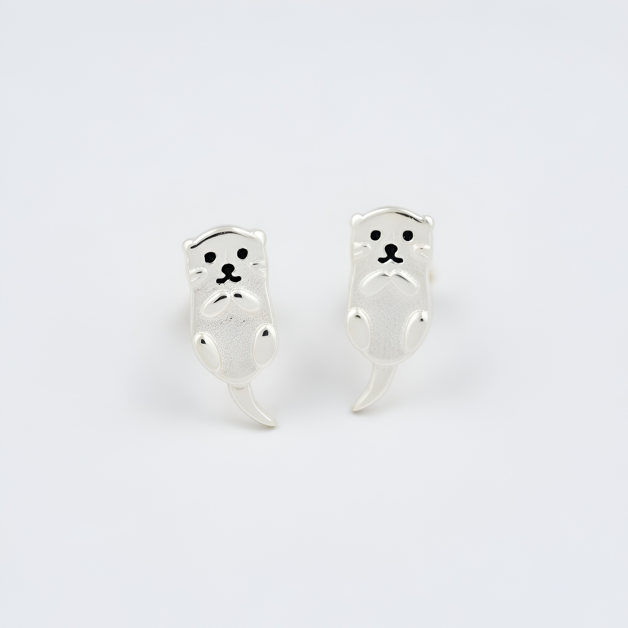 Lyra - Boucles d'oreilles minimalistes en forme de loutre