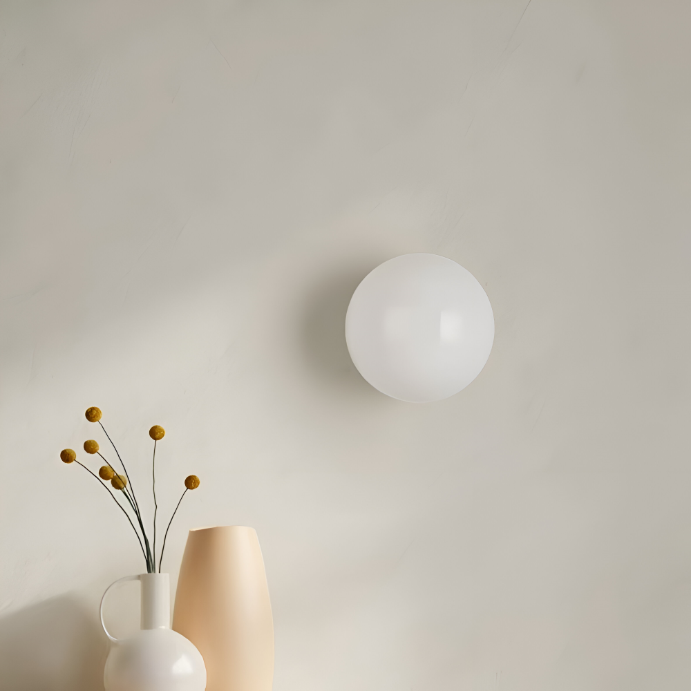 Applique murale ronde en verre opale – design minimaliste avec base en fer