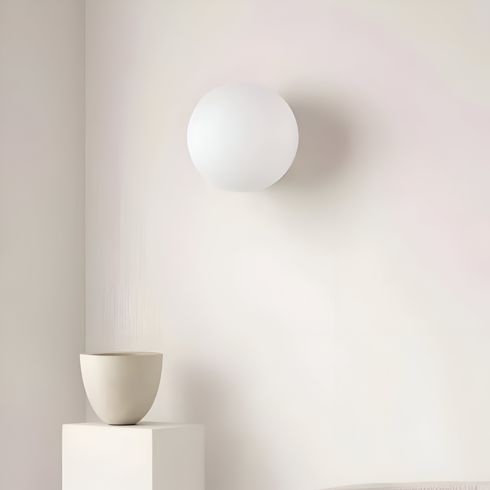 Applique murale ronde en verre opale – design minimaliste avec base en fer