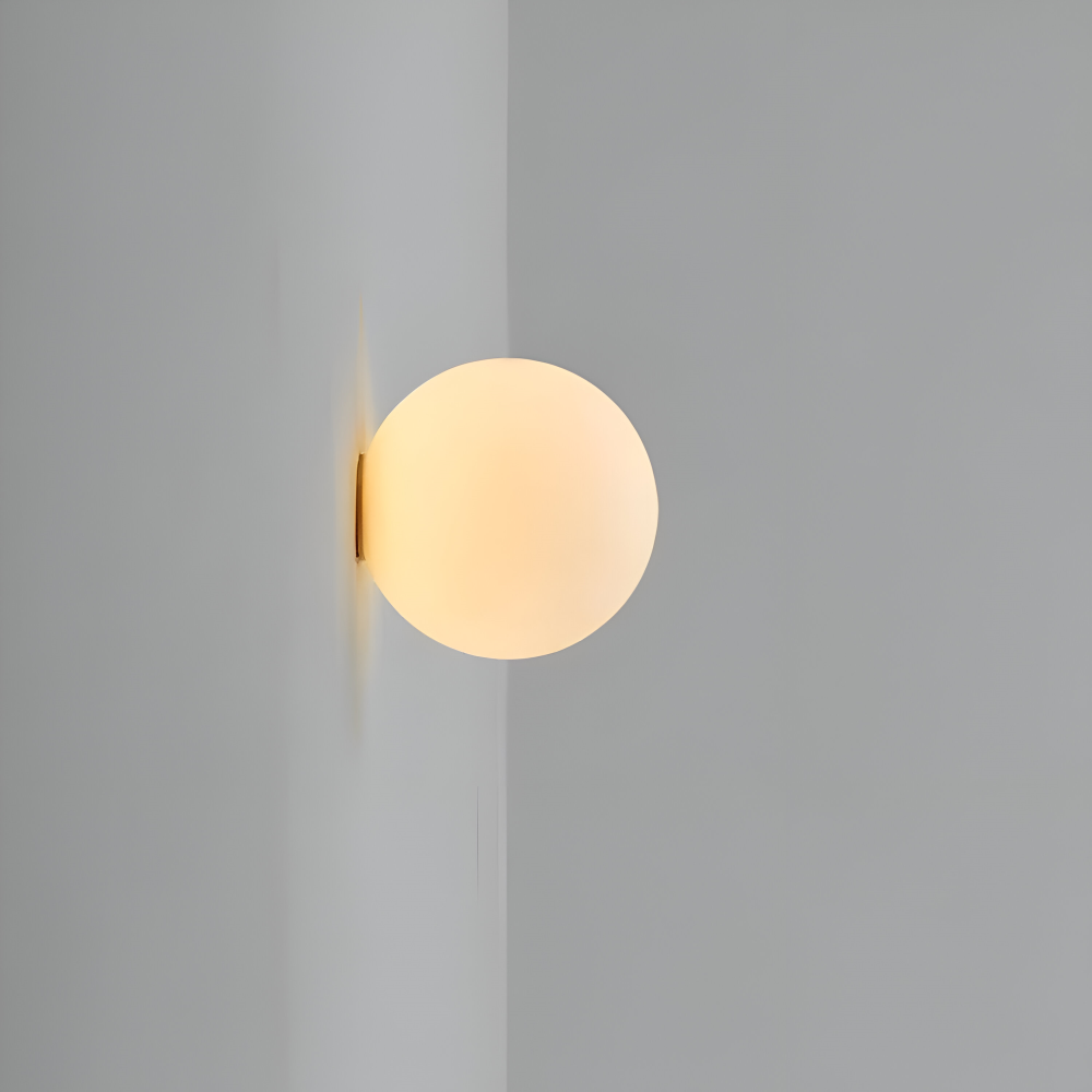 Applique murale ronde en verre opale – design minimaliste avec base en fer