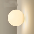 Applique murale ronde en verre opale – design minimaliste avec base en fer