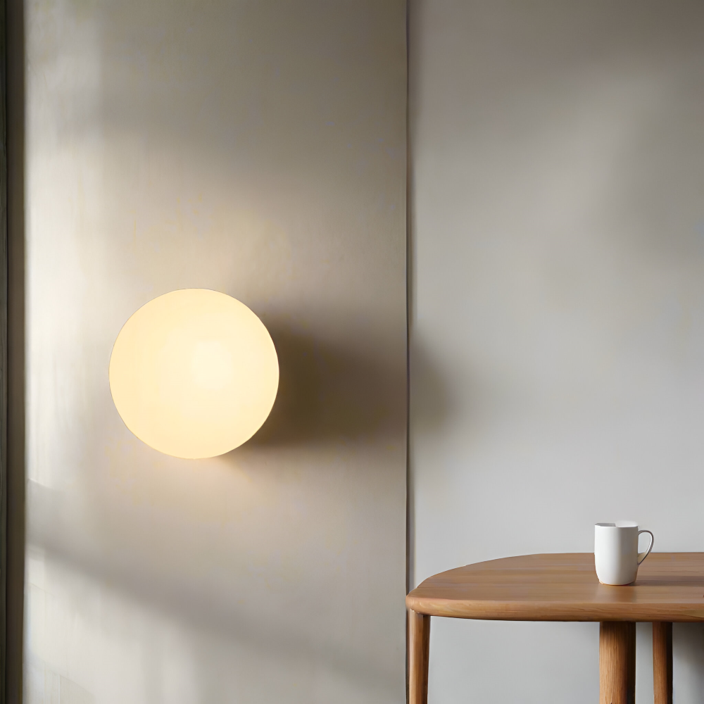 Applique murale ronde en verre opale – design minimaliste avec base en fer