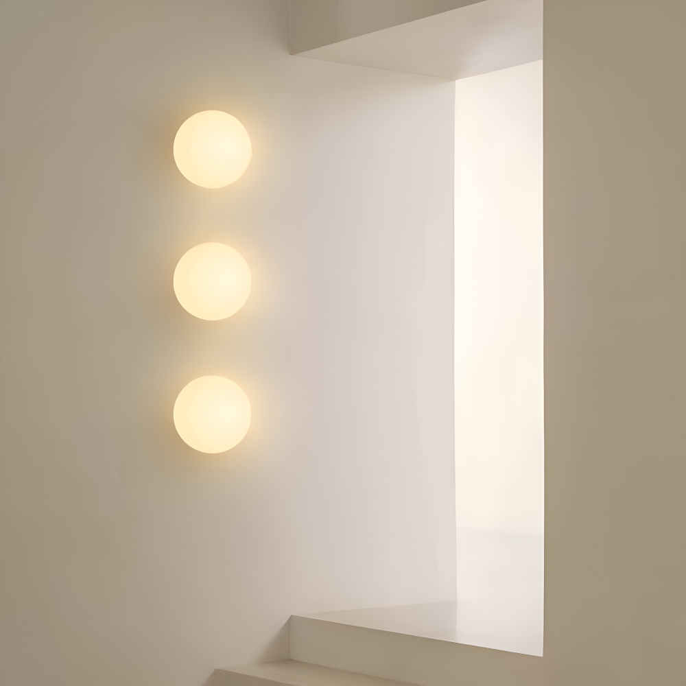 Applique murale ronde en verre opale – design minimaliste avec base en fer