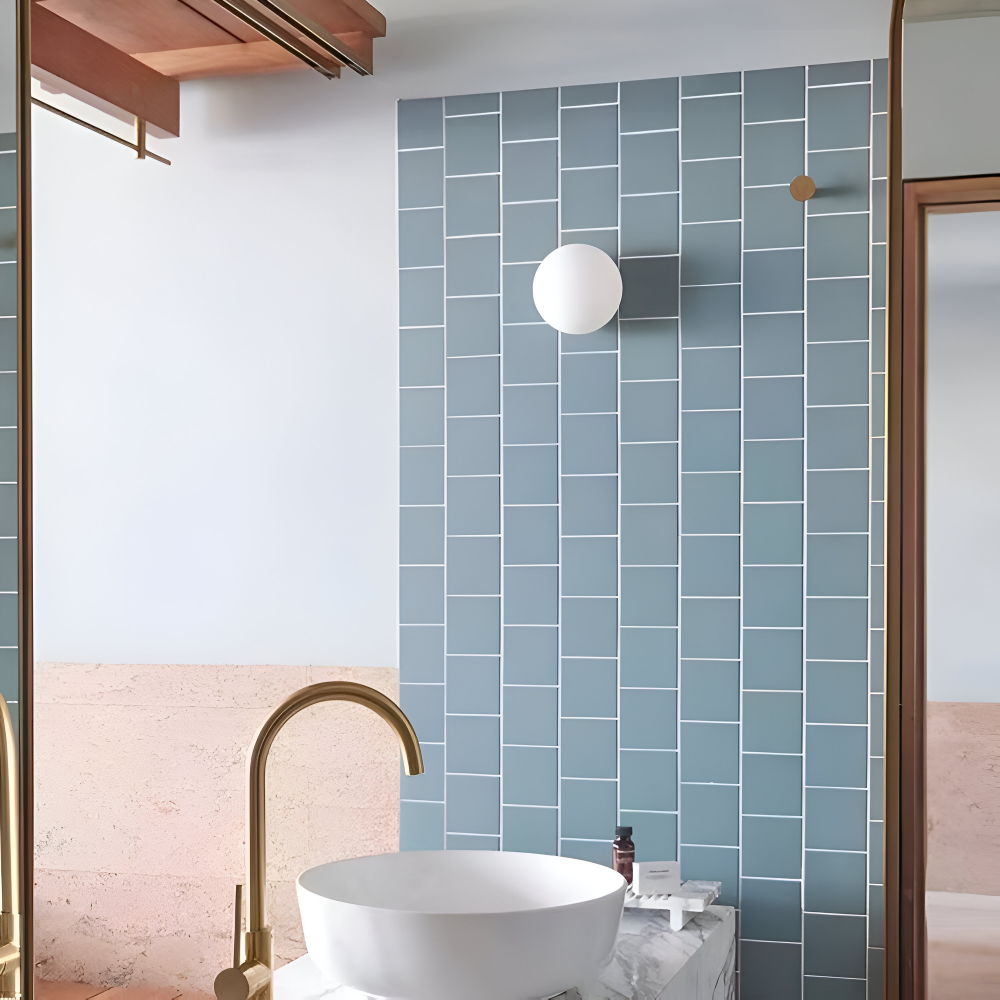 Applique murale ronde en verre opale – design minimaliste avec base en fer
