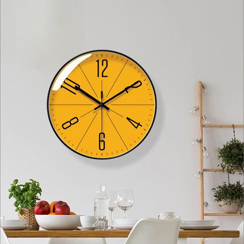 Horloge murale ronde avec un cadran jaune et des chiffres noirs